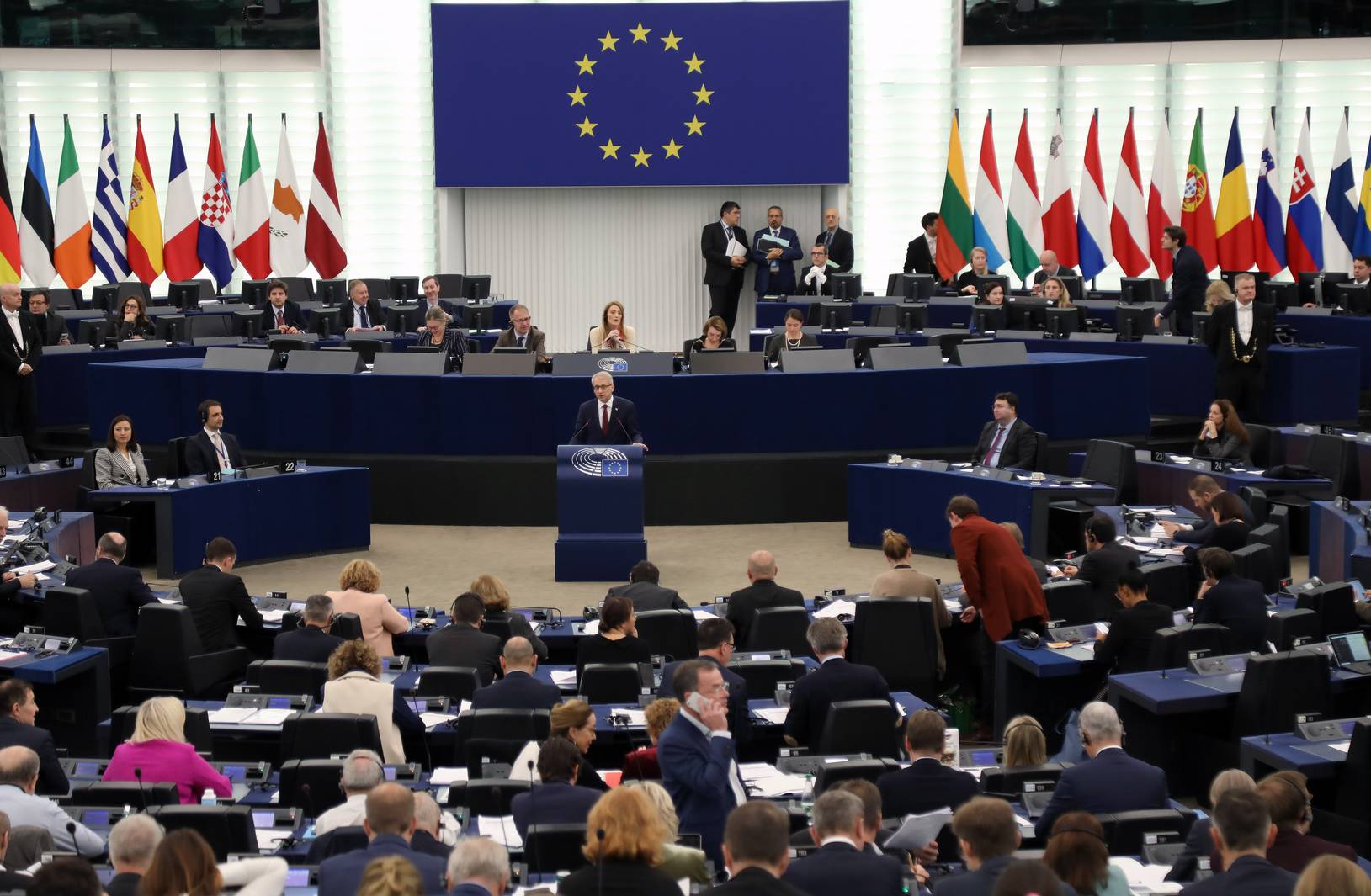 Премиерът Денков по време на дебатите с евродепутатите в Европейския парламент 